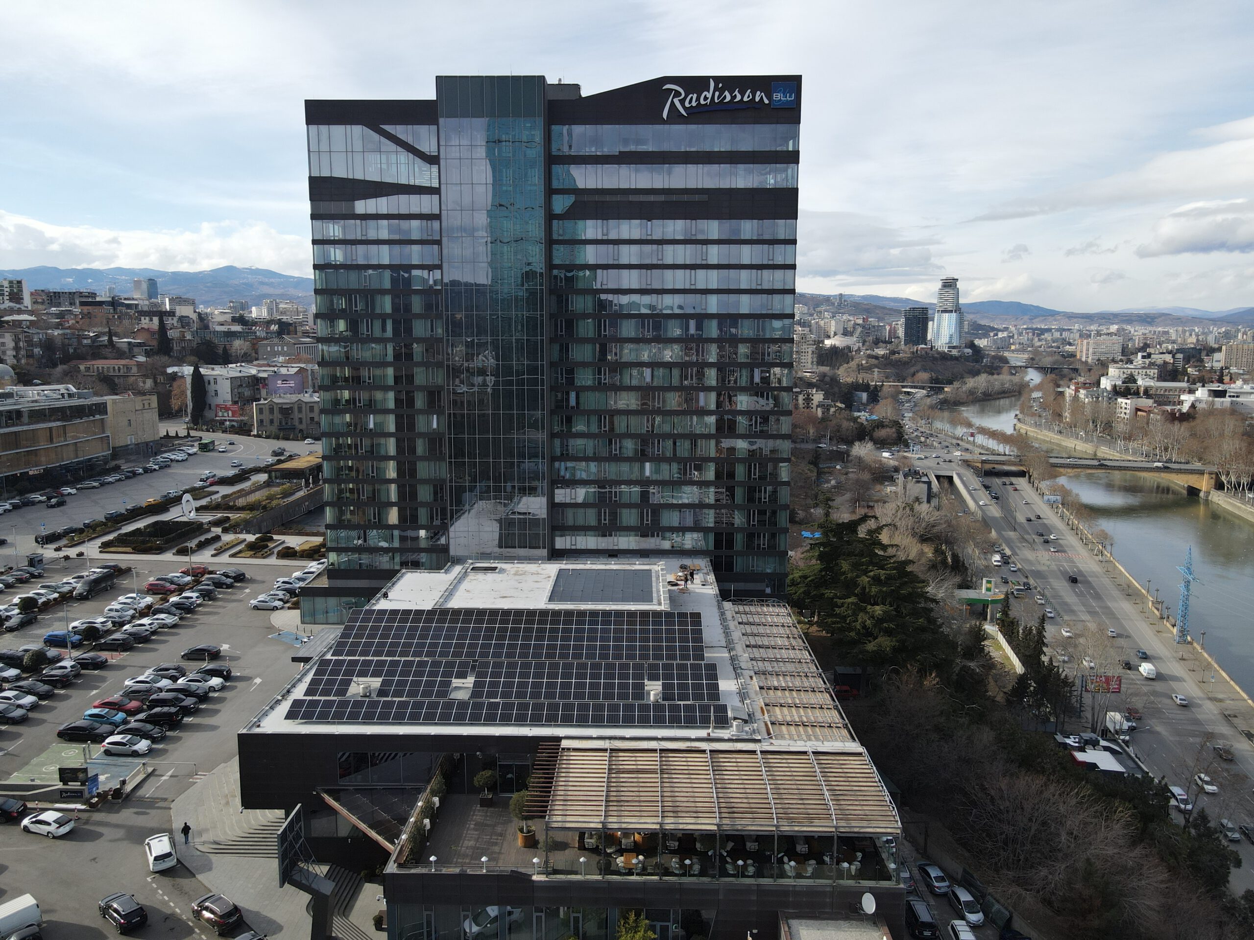 Radisson Hotel-ը այժմ ԷկոՎիլի արևային գործընկերն է